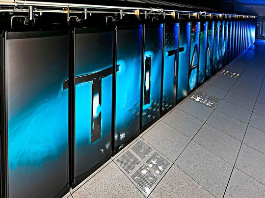 Der Titan war ein Supercomputer von Cray. Er stand am Oak Ridge National Laboratory in Tennessee (USA). Mit einer Rechenleistung von 17,59 PetaFLOPS galt er im April 2013 als der leistungsstärkste Supercomputer der Welt. Der Titan berechnete unter anderem physikalische Modelle. (Bild:  gemeinfrei /  Pixabay)