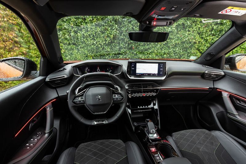 Besonders hochwertig ist der Innenraum der GT-Version. (Peugeot)