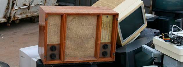 Eine Lebensdauer von vielen Jahrzehnten, wie sie dieses antike Radio hinter sich hat, erreichen moderne Elektronikprodukte kaum mehr. Dennoch lässt sich auch die Laufzeit aktueller Geräte verlängern, wenn man einige Tipps beherzigt.