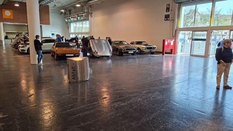 Nächste Halle, dasselbe Bild: Immer wieder Essener Hallenpflaster im Steinkohle-Look. (Bild: Dominsky – VCG)