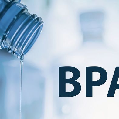 Abb. 1: Beispiel Bisphenol A (BPA): Die Europäische Behörde für Lebensmittelsicherheit (European Food Safety Authority, EFSA) hat den tolerierbaren täglichen Aufnahmewert (TDI) für BPA auf 0,2ng/kg Körpergewicht pro Tag reduziert. Bisherige Standardmethoden sind damit nicht mehr ausreichend sensitiv. (Symbolbild) (Bild: © Ivan Uralsky - stock.adobe.com)