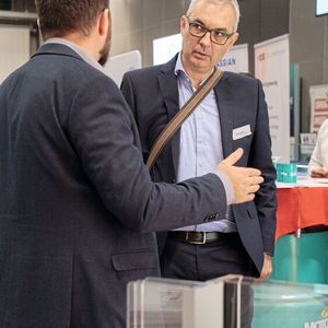 Während der Pausen besteht die Möglichkeit des Austauschs und der Vernetzung. (Bild:  OTS)