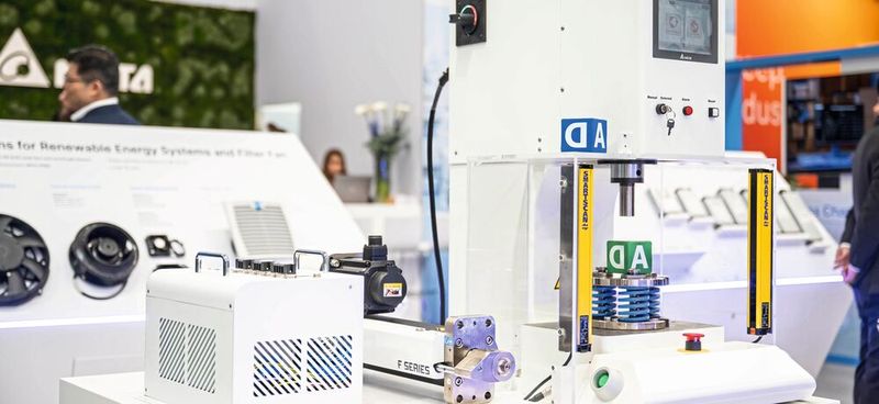 The electric servo press AM-ESP S is equipped with sensors and intelligent drive control. This allows force and displacement to be precisely controlled and documented.(Image: Delta Electronics)