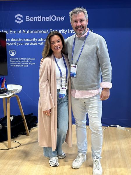 Erneut war Sentialone Sponsor des Events; hier mit Mackenzie Zon und Jose Ferreira Soares.  (Bild: Vogel IT-Medien)