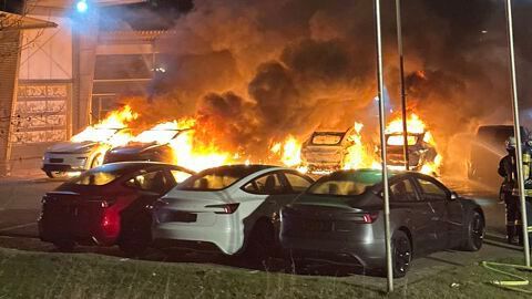 Im niedersächsischen Ottersberg sind mehrere Tesla-Fahrzeuge ausgebrannt. Anderswo passiert das auch. Die Gründe sind unklar.(Bild:  Polizeiinspektion Verden/Osterholz)