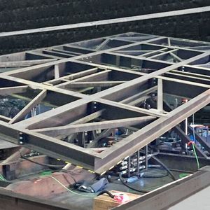 Präzise und authentische Bewegungen dank Siko-Seilzuggebern im Hydraulikzylinder: 12-Meter-Bootsdeck bei „Phantastische Tierwesen“.(Bild:  Siko)