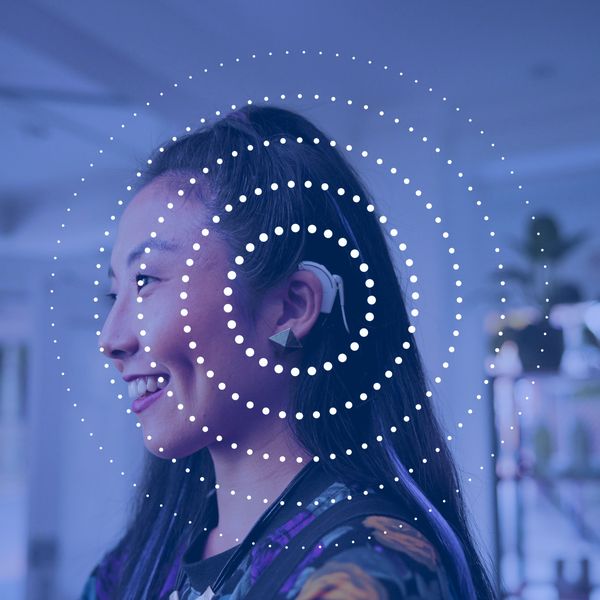Ein Fokus ist die Entwicklung intelligenter Cochlea-Implantate und Hörhilfen, die störende Hintergrundgeräusche durch verbesserte Mikrofontechnik und Algorithmen effektiver ausblenden. (Bild: SensorTech4Health)