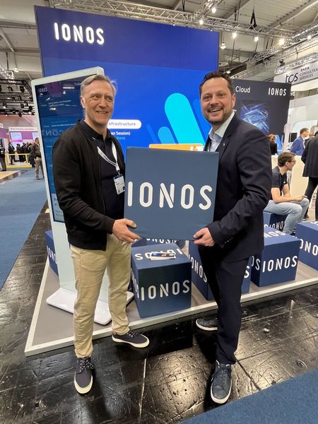 Jan Kapitza (Kiwiko) und Tim Kartali (Ionos) sind beide bester Stimmung angesichts der hohen Besucherzahlen am zweiten Messetag. (Bild: Vogel IT-Medien)
