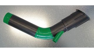 Die Integration elastomerer Bereiche in CFK-Strukturen kompensiert Nachteile, die aus der hohen Steifigkeit des Faserverbundkunststoffs entstehen. Ein Beispiel dafür ist dieser Luftführungskanal mit elastomerem Mittelstück. Bild: Wimmer Carbontechnik (Archiv: Vogel Business Media)