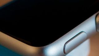 Um Smartwatches einfacher zu steuern, haben Informatiker einen kleinen Sensor entwickelt, der wie ein Schmuckstück am Körper getragen werden kann. (gemeinfrei)