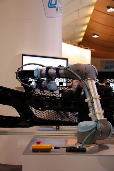 Ein Beispiel für die Möglichkeiten mit programmierbaren Sensoren ist dieses Inspektionssytem, bei dem die Kamera den Roboter steuert. (Bild: Itasse)