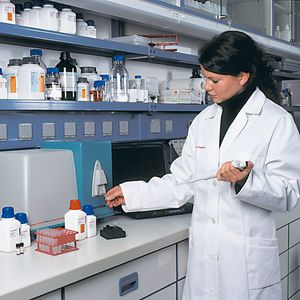 Abb.1: Mit dem Photochem lassen sich die antioxidativen Substanzen in Sonnencremes nachweisen.