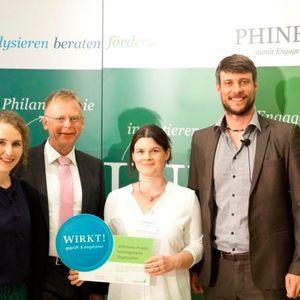 Preisverleihung am 12. Juni 2018 in Berlin: Christoph Petschenka, Geschäftsführer der IJF (2.v.li.) und Dr. Brenda Pfenning, Bereichsleitung Bildung (3.v.li.) nehmen das „Wirkt!“-Siegel entgegen.