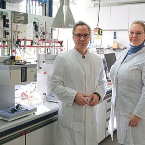 Professor Malte Behrens und Doktorandin Anna Wolf im Syntheselabor am Institut für Anorganische Chemie der CAU(Bild:  Christina Anders, Uni Kiel)