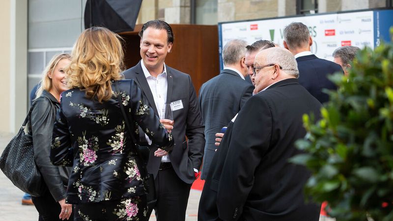 ... Jascha Bräuer von Sponsor Santander Consumer Bank (Mitte). (Stefan Bausewein)