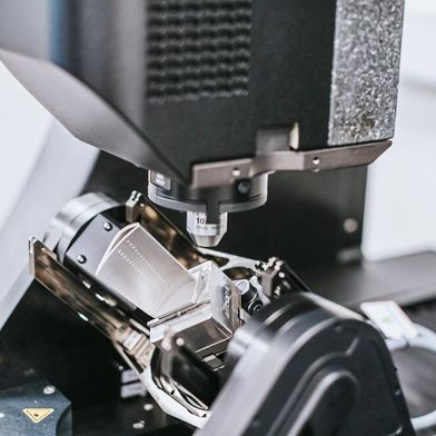 Mit der neuartigen Messlösung von Bruker Alicona lässt sich eine Vielzahl an Kühlluftbohrungen in Serie prüfen. (Bild: Bruker Alicona )