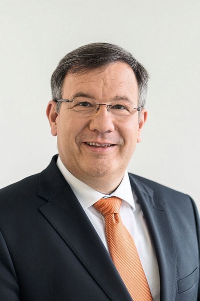 CFO von Schenck Process: Mit Wirkung zum 1. Oktober 2018 ist Thomas Spitzenpfeil zum Chief Financial Officer der Schenck Process Group ernannt worden. Er wird zudem Mitglied des Management Boards. In seiner neuen Rolle ist Spitzenpfeil für die globale Finanz- und IT-Organisation des Unternehmens verantwortlich und leitet Schenck Process gemeinsam mit President und CEO Andreas Evertz. Spitzenpfeil wird Eric Jaschke als Finanzvorstand ablösen. (Schenck Process Holding GmbH)