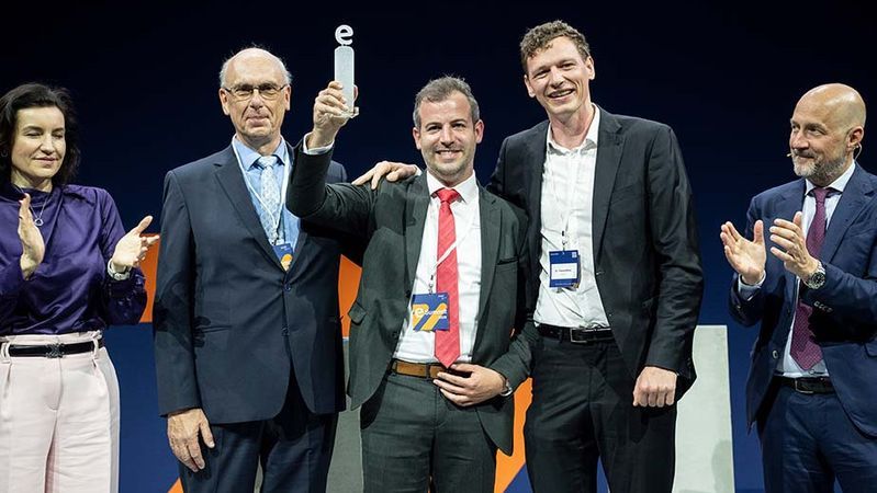 Dorothee Bär (Federal Minister for Research, Technology, and Space) presented the Electrifying Ideas Award to: Dr. Helmut Kreiser (GSI Helmholtz Centre), Philipp Müller (Rittal), and Dr. Thomas Weber (etalytics). Also in the picture: ZVEI President Daniel Hager (ZVEI). (from left to right)(Image:  Rittal)