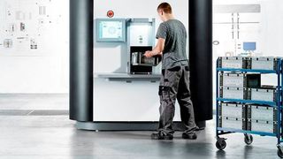 Der Lagerturm George in Kristallweiß und Tiefschwarz verfügt für das Be- und Entladen über eine körperschonende Arbeitshöhe und wird über einen selbsterklärenden Touchscreen bedient. (Hoffschmidt)