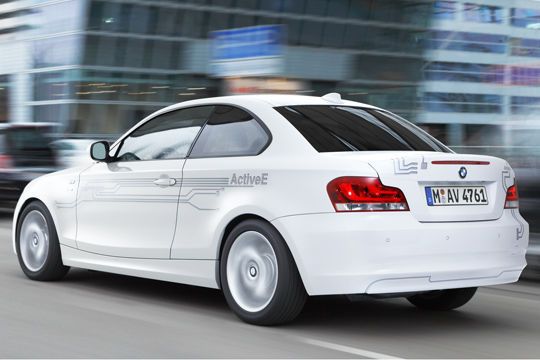 Die Tempobegrenzung dient auch der Reichweite, die sich mit einigen Kniffen und vorausschauendem Fahrstil laut Hersteller bei rund 160 Kilometern einpendelt. (BMW)