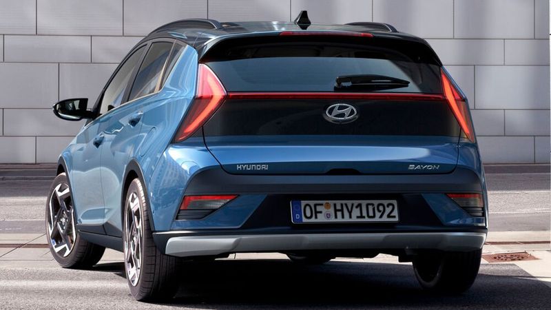 Die Heckschürze wird nun großflächiger in Wagenfarbe lackiert. Die Unterfahrschutz-Optik fällt breiter aus. (Bild: Hyundai)