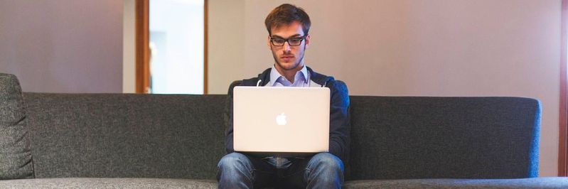 Wer abends noch einmal das Notebook anwirft, um seine beruflichen Mails zu checken, verletzt damit das in Deutschland geltende Arbeitsrecht. Denn dieses verlangt nach "Dienstschluss" eine elfstündige, strikte Ruhepause, bevor weitergearbeitet werden darf. (Bild:   / CC0)