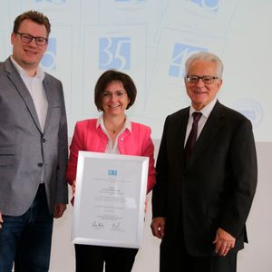Silberne Ehrennadel: (v.li.) Hauptgeschäftsführer Carsten Beuß, Petra Wieseler und Präsident Harry Brambach.(Bild:  Kfz-Gewerbe Baden-Württemberg)