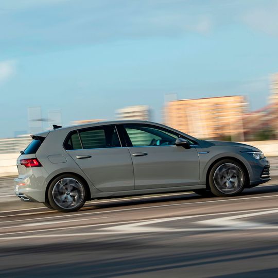 In den ersten fünf Monaten 2020 kam der VW Golf hierzulande auf 49.909 Neuzulassungen. Das waren 43 Prozent weniger als im Vorjahreszeitraum, in dem die Händler noch die Vorgänger-Generation verkauften.(Bild:  Volkswagen)