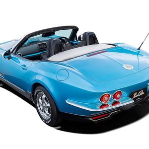 Chromstoßstangen und runde Rückleuchten versprühen 60er-Jahre-Flair.(Bild:  Mitsuoka)