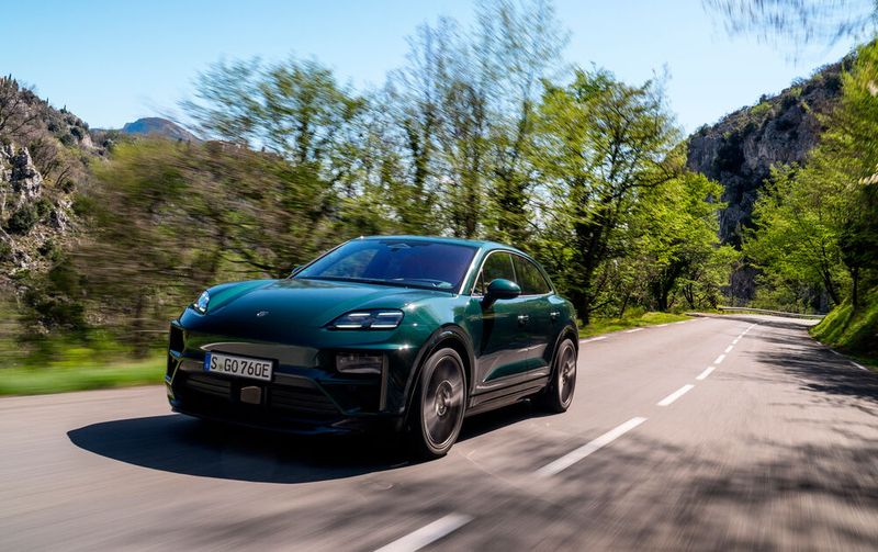 Dem Porsche Macan Turbo gelingt der Sprint von 0 auf Tempo 100 in 3,3 Sekunden.  (Bild: Autoren-Union Mobilität/Porsche)