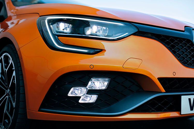 Die „RS-Welle“ wird von LEDs in der Frontschürze eingerahmt. (Renault)