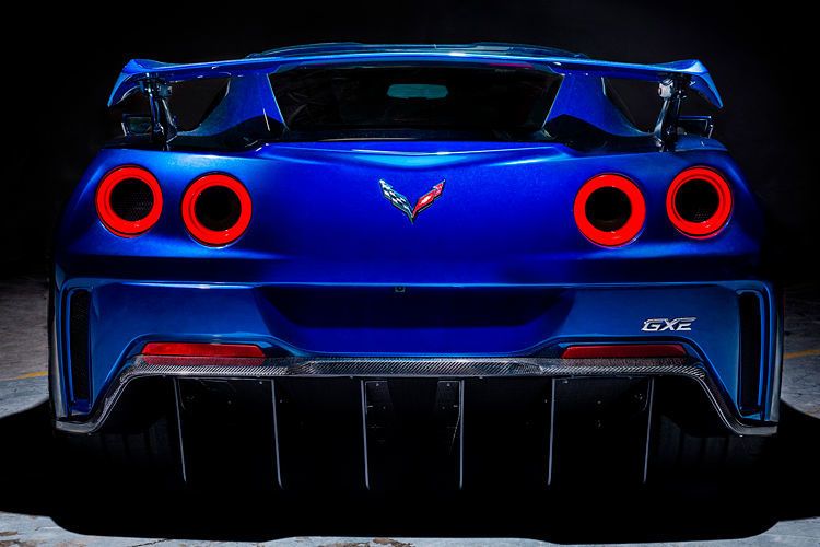 Am Heck fehlen Auspuffendrohre und die runde LED-Heckleuchten sollen an ältere Corvette-Generationen erinnern. (Genovation/Josh Scott)