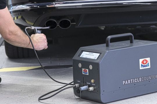 Die Messung der Partikelanzahl in Abgasen von Euro-6-Dieselmotoren erkennt viele defekte Partikelfilter.(Bild:  Maha)