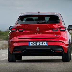 Aerodynamisch: Die Heckpartie des neuen Clio in der neuen Lackierung Absolut-Rot.(Bild:  Renault)