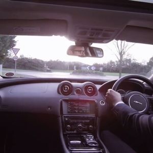 Jaguar Land Rover entwickelt derzeit eine Reihe von neuen Technologien, die den Fahrer mit ausgewählten Farben, Tönen und haptischen Signalen schnell und sicher auf mögliche Gefahren aufmerksam machen.