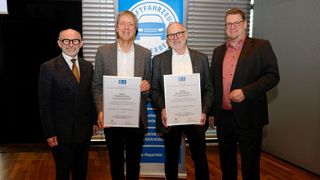 Delegiertenversammlung der Baden-Württemberger in Fellbach mit Ehrungen: (v. l.) Präsident Michael Ziegler, Hansjörg Russ von der Innung Nürtingen, Kirchheim Unterteck, Wilhelm Supper von der Innung Region Stuttgart und Hauptgeschäftsführer Carsten Beuß.
 (Bild: Zietz -VCG)