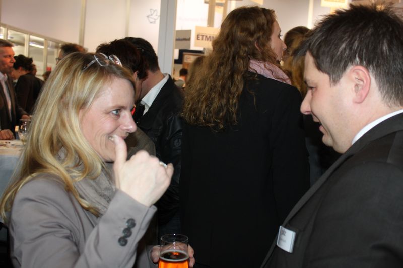 Am Dienstagabend wurde bei der Vogel Business Media am Messe-Stand in Halle 9 traditionell auf eine erfolgreiche Hannover Messe 2014 angestoßen. Gute Gespräche und Live-Musik von der Band „Famos“ sorgten bei den zahlreichen Standpartygästen für eine ausgelassene Stimmung. (Siegl/Vogel Business Media)