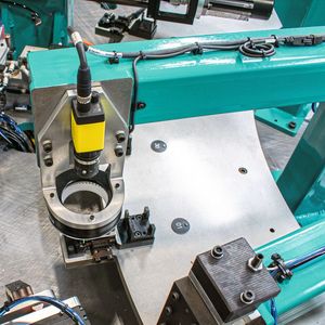 Für die Qualitätsprüfungen der Zündspulen implementierte SDC mehrere intelligente Kameras der In-Sight-8000- Familie.(Bild:  Cognex/SDC)