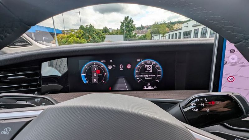 Das hochauflösende, 10,2 Zoll große Instrumentendislay ist aufgeräumt. Das im Testwagen verbaute Head-up-Display ergänzt es gut. (Bild: Mauritz – VCG)