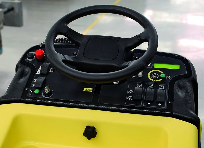 Die Bedienelemente für das Fahren (links) und die Reinigung (rechts) sind übersichtlich im Blickfeld des Fahrers zusammengefasst. (Archiv: Vogel Business Media)