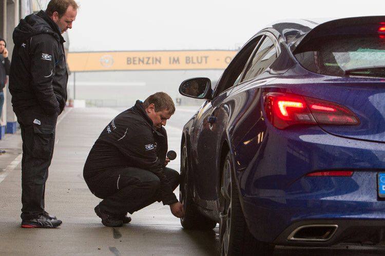 Damit bei den Testfahrten nichts schief geht, wird kurz vor der Abfahrt der Reifendruck des Astra OPC geprüft. (Foto: Opel)