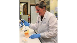 Anne Roberts arbeitet mit der Voyager-Pipette von Integra Biosciences. (Bild: Integra Biosciences)