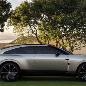 Bentley hält unvermindert an der Elektrifizierung fest und hat im letzten Jahr die etwas exaltierte Studie EXP 15 enthüllt.(Bild:  Bentley)