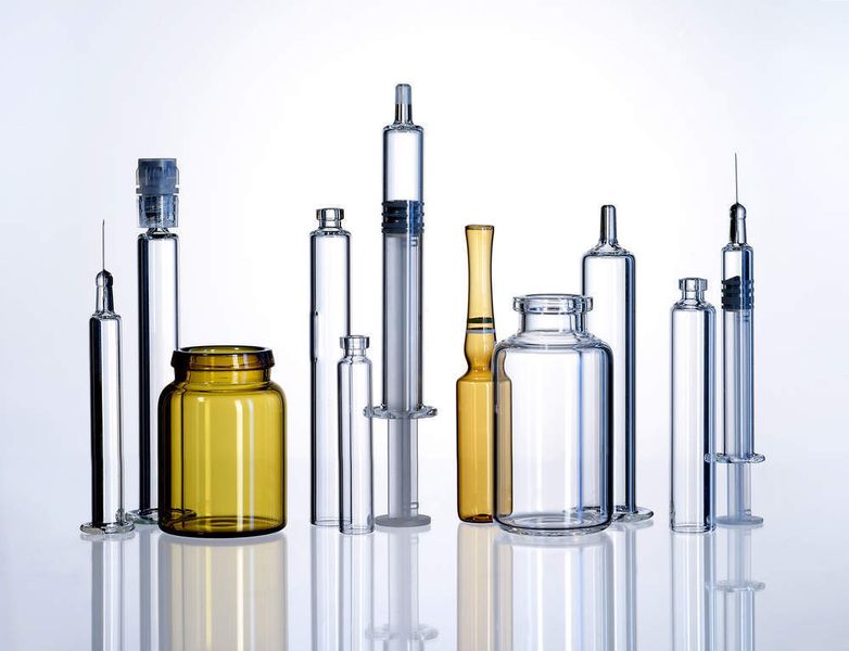 An den Fertigungsstandorten von Schott Pharmaceutical Packaging werden mehr als sieben Milliarden Spritzen, Fläschchen, Ampullen, Karpulen und Spezialartikel aus Röhrenglas oder Kunststoff hergestellt.  (Bild: Schott)