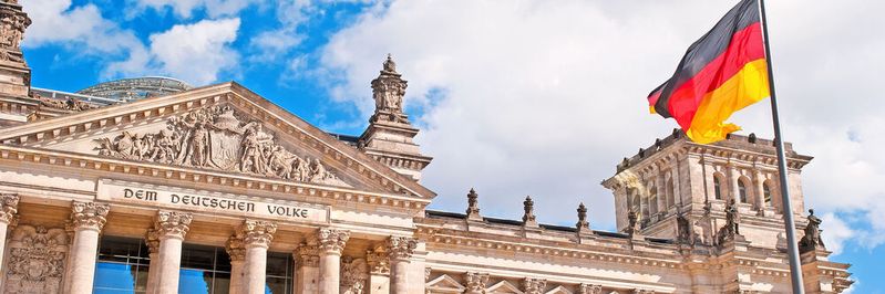 Im europäischen Index für die digitale Wirtschaft und Gesellschaft (DESI) belegt Deutschland Platz 13 von 27. Mit der Digitalstrategie will die Bundesregierung es in die Top Ten schaffen. Im europäischen Index für die digitale Wirtschaft und Gesellschaft (DESI) belegt Deutschland Platz 13 von 27. Mit der Digitalstrategie will die Bundesregierung es in die Top Ten schaffen.