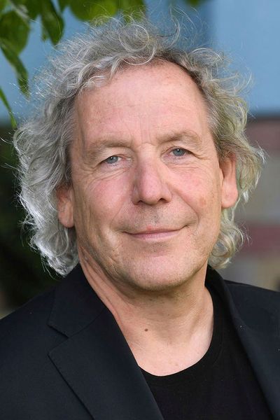 Andreas Knie ist ab sofort in beratender Funktion für die Choice GmbH tätig. Knie lehrt an der TU Berlin und arbeitet am Wissenschaftszentrum Berlin für Sozialforschung. Er wird bei Choice die Funktion des „Head of Scientific Development“ übernehmen und das Unternehmen bei der Weiterentwicklung digitaler Plattformen unterstützen. Im Fokus stehen dabei auch künftige Fragen zur politischen Regulierung dieser Plattformen. 


Andreas Knie war 15 Jahre bei der Deutschen Bahn tätig und hat dort unter anderem DB Carsharing und „Call a Bike“ eingeführt. Er ist Gründer des Innovationszentrums für Mobilität und gesellschaftlichen Wandel und war bis Juni dessen Geschäftsführer. Andreas Knie berichtet direkt an Jürgen Lobach, CEO der Choice GmbH, und wird das Unternehmen auch beim Aufbau der Choice-Akademie-Bildungsplattform und beim Ausbau der eigenen Forschungs- und Entwicklungskompetenz unterstützen. (WZB gGmbH)