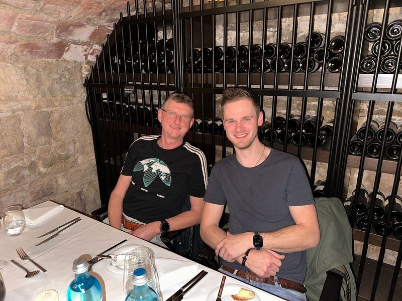 Eckhard Groen (l., LS IT-Media) und Marius Elbert (Thies for Work) tauschen ihre Erfahrungen aus dem AV& Digital Signage Leben. (Bild: Vogel IT-Medien)