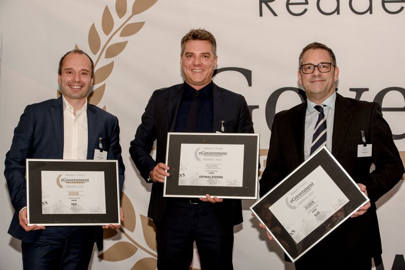 In der Kategorie eAkte gingen die Preise an Markus Svitak von ELO (r.), der Gold Award an Enrico Kropfgans von der PDV und der Platin Award schließlich an Sven Kaiser von Optimal Systems (offenblen.de)