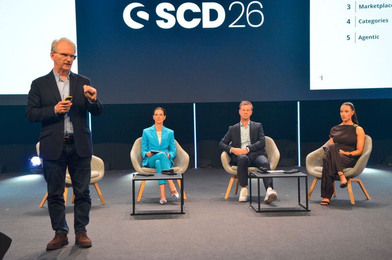 (v. l.) Dr. Friedrich Schwandt (Founder und CEO ECDB) diskutierte mit Christina Schmitt (Forrester), Dr. Kai Hudetz (IFH Köln) und Terezia Stancik (Shopware) die Zukunft des E-Commerce.    (Bild: Shopware)
