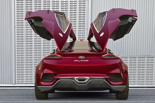 Ein Rückleuchtenband zieht sich durch das Heck. (Ford)